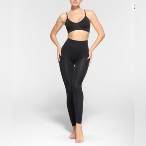NWT SKIMS Soft Smoothing Seamless Leggings in Color Black Sz L